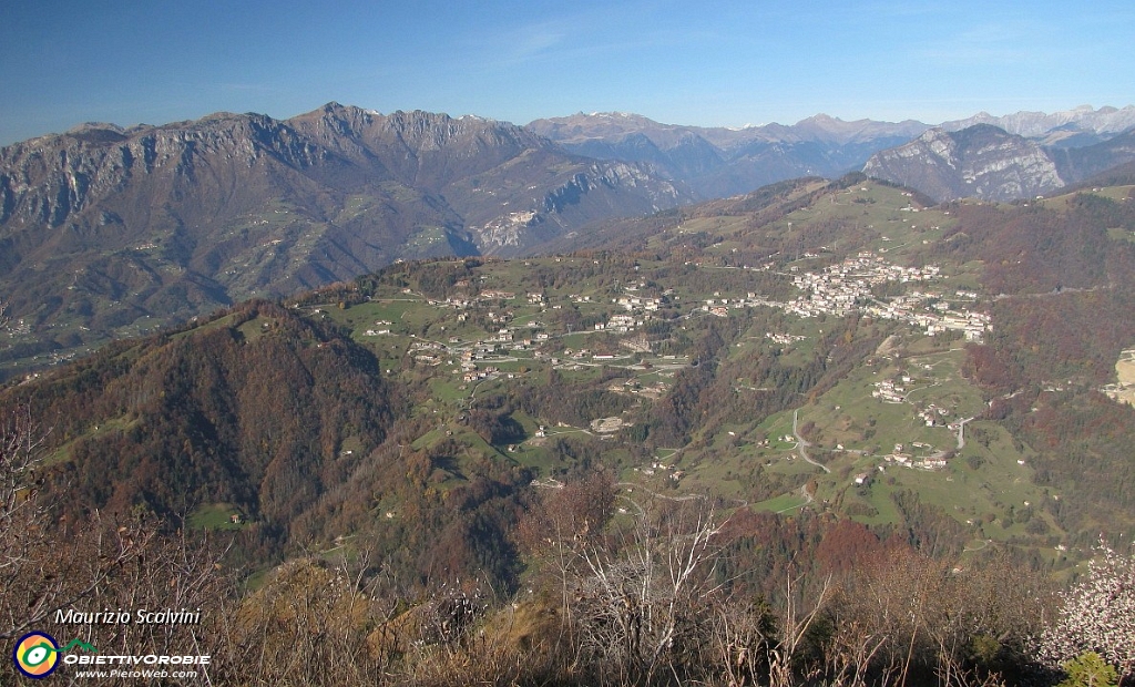 26 Panorama verso Dossena e l'alta Valle Brembana....JPG